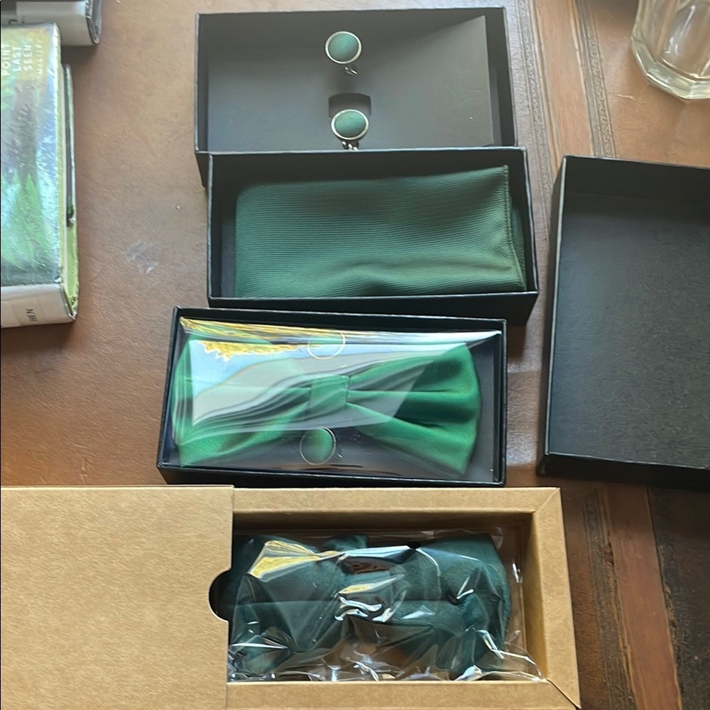 Men’s green emerald bow ties / handkerchief sets